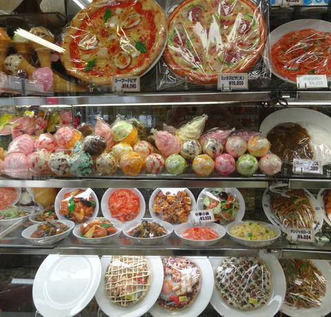 Oferta sklepu kulinarnego w dzielnicy Kappabashi