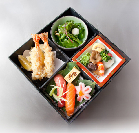 Bento box z Japonii, z warzywami, Sashimi i Tempurą