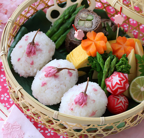 Kolorowy bento box w koszyku