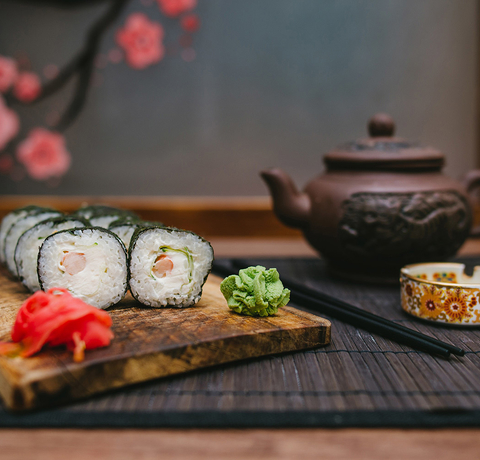 Rolki sushi i japoński dzban