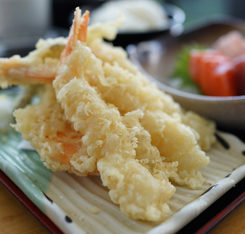 Tempura po japońsku z krewetek na ryżu