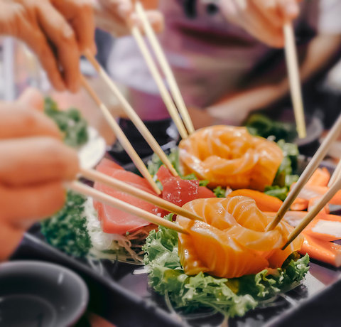 kolacja w azjatyckiej restauracji z sashimi