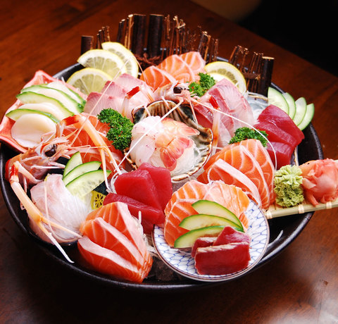 mieszanka sashimi na dużym talerzu