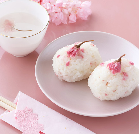 Kulki ryżowe z Sakura - kwiatem wiśni