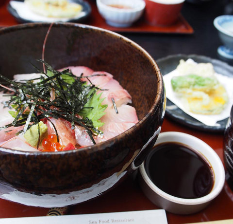 Misa ryżu z sashimi