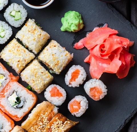 Różne rodzaje sushi na czarnym kamieniu