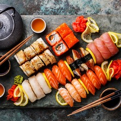 Sushi Nigiri i rolki sushi zaserwowane z herbatą