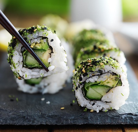 Rolki sushi z jarmużem i awokado