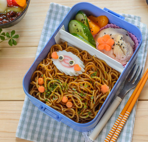Kreatywny bentobox z makaronem yakisoba i warzywami