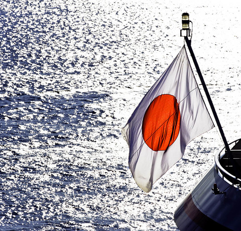 Flaga Japonii na tle morza