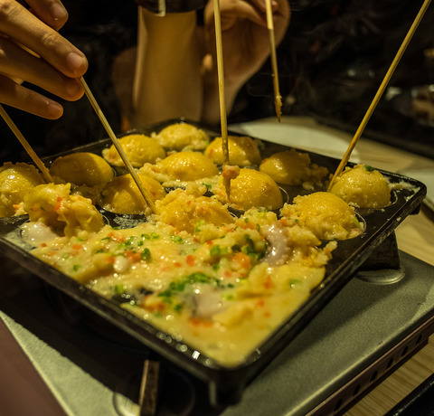 Japońskie Takoyaki w trakcie przygotowania
