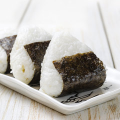 Trójkątne onigiri podane na pasku glonów