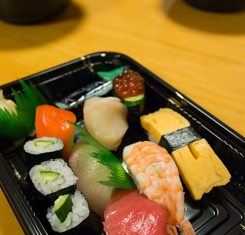 Japońska kuchnia - sushi, tuńczyk i tamagoyaki
