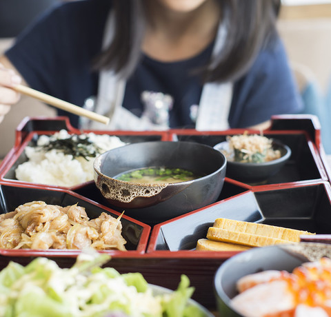 Japoński posiłek w Bento Box