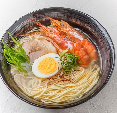 Japoński makaron ramen, krewetki i sól