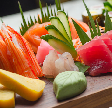 Kolorowy talerz z sushi, sashimi z tuńczykiem i krabami