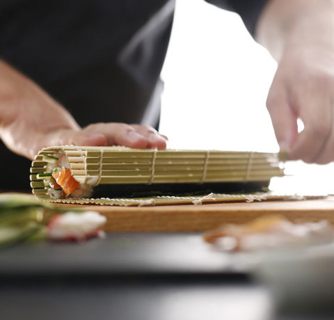 Mistrz przygotowuje rolki sushi