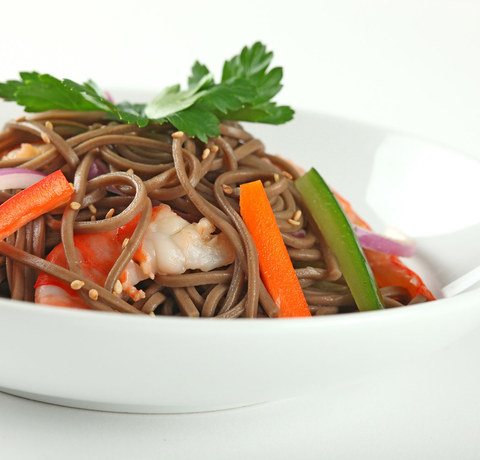 Sałatka z makaronem soba