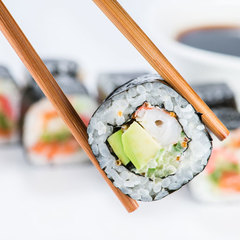 Porcja rolka Sushi w restauracji