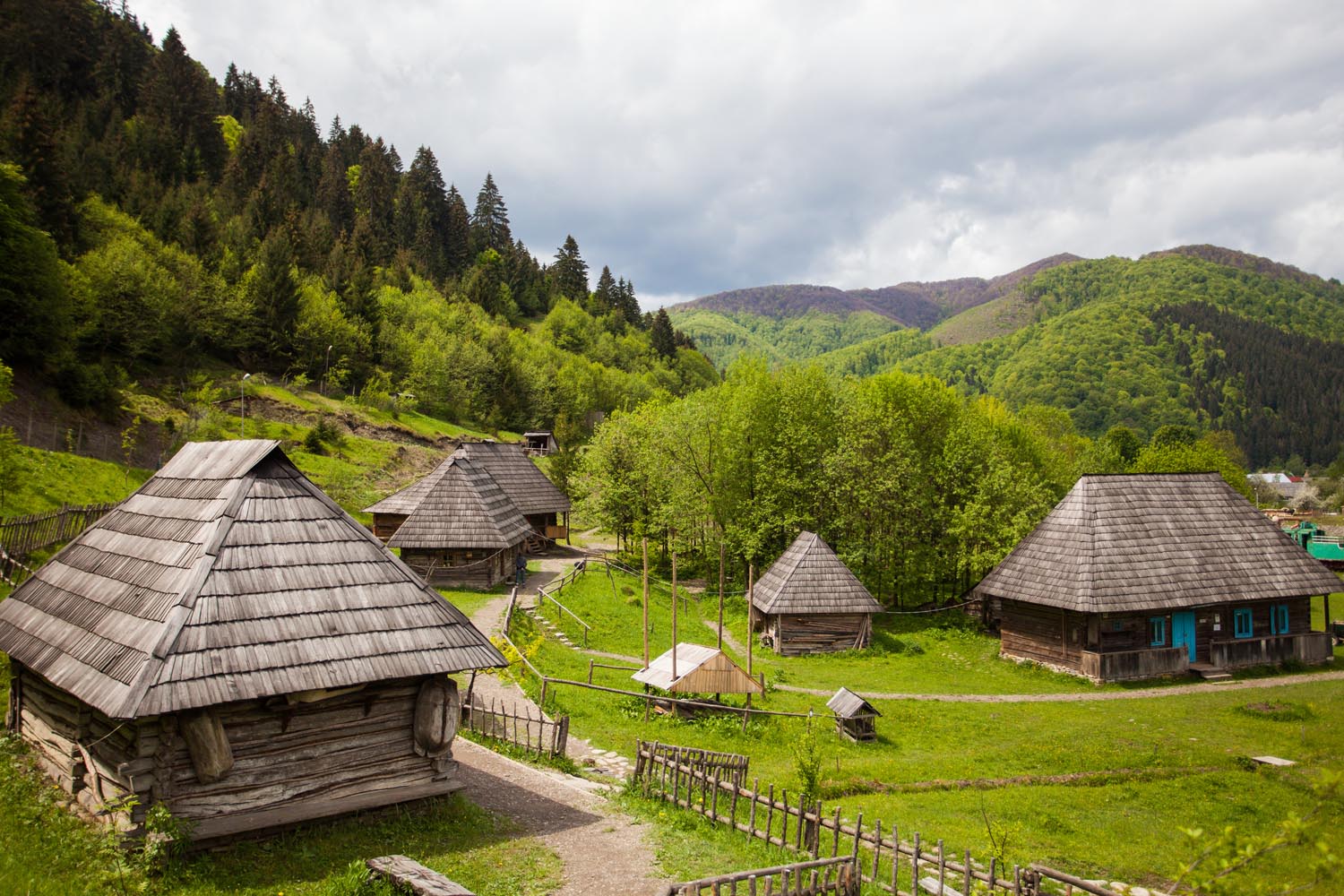 Górska okolica w kraju kwitnącej wiśni